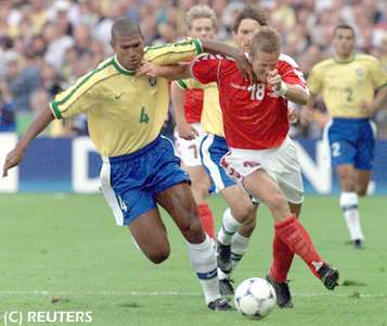 Jr. Baiano intenta detener la carrera del jugador MOLLER Peter