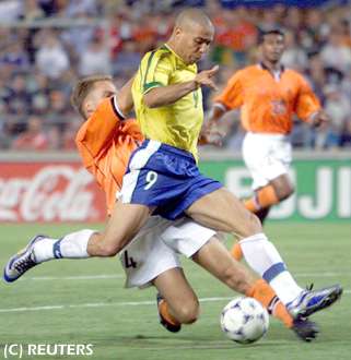 Ronaldo es desarmado por el defensor DE BOER Frank