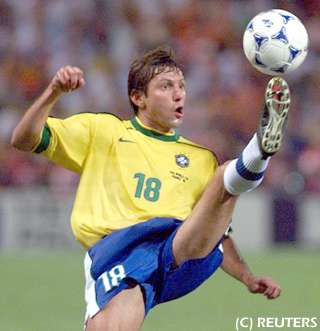 Leonardo controla el bal�n por lo alto mostrando gran calidad