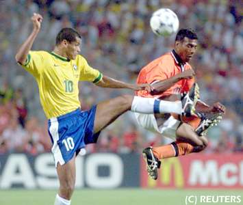 Rivaldo hace una dura entrada al jugador Holandes