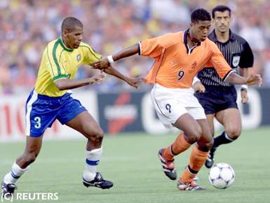 Aldair intenta detener la peligrosa aproximaci�n de KLUIVERT Patrick