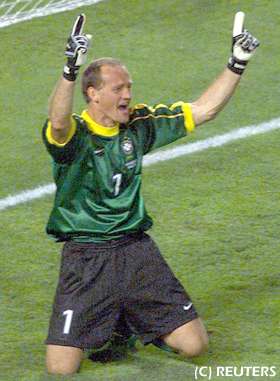 Taffarel levanta los brazos en se�al de victoria, Brasil pasa a la Gran Final