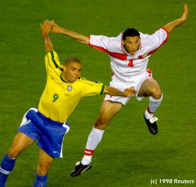 Ronaldo se desmarca ante la presencia de su marcador Rossi Youssef