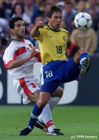 Con gran t�cnica, Leonardo controla el bal�n ante EL HADRIOUI Abdelkrim