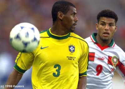 Aldair protege el bal�n ante el acoso de DURIE Gordon
