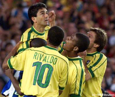 Bebeto es felicitado despu�s de marcar el tercer tanto