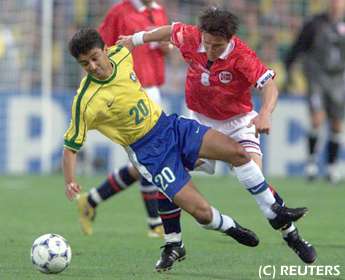 Bebeto es derrivado por LEONHARDSEN Oyvind