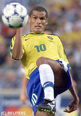 Rivaldo hace un esfuerzo por controlar el esf�rico