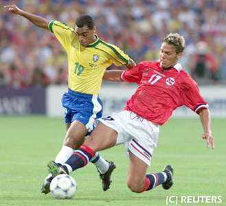 Denilson es desarmado por el defensor FLO Havard