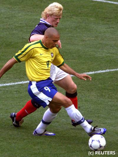 Ronaldo elude la marca del capitan escoces y prepara su tiro