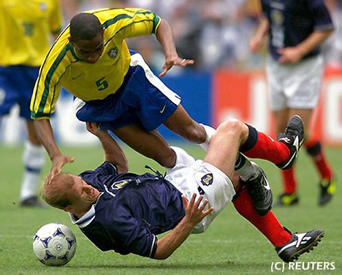 Cesar Sampaio es fauleado por el jugador escoces quien barre fuertemente