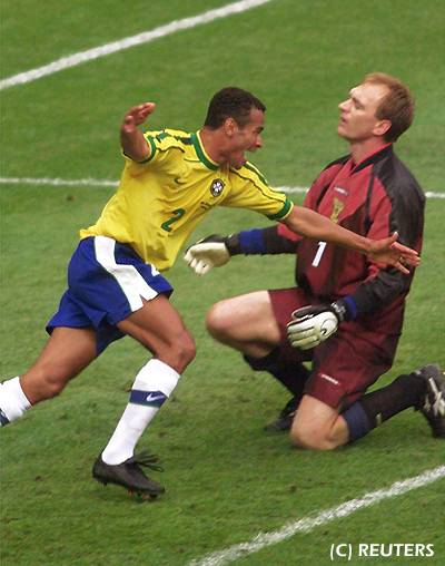 Cafu celebra su jugada, de la cual se derivo la segunda anotacion