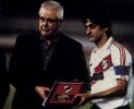 Davicce le entrega la plaqueta por los 100 goles en River