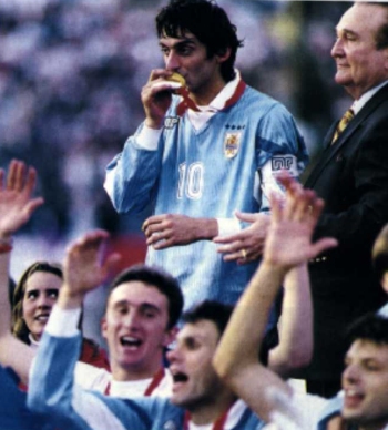 BESANDO LA MEDALLA AL OBTENER LA COPA AMERICA URUGUAY '95