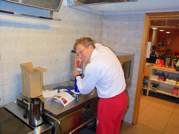 Pelle en man i k�ket