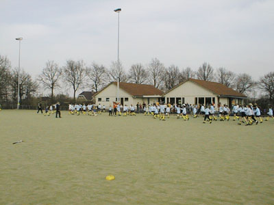 De hele groep onder leiding van Suzan en Bas aan het opwarmen