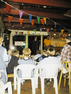 Playbackshow: Sasha als All Saints met Under the Bridge