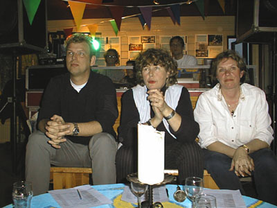 Playbackshow: De Jury luistert aandachtig. Van links naar rechts Robbert, Loes en Ellen