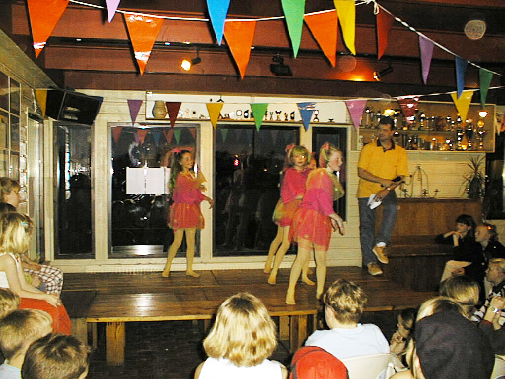 Playbackshow: Lisanne, Eileen, Charlotte en Eline als Kinderen voor Kinderen met Meidengroep