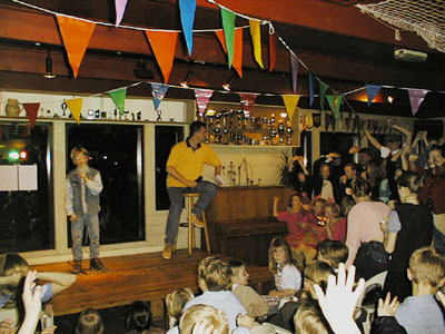 Playbackshow: Lars als Paul de Leeuw met Vlieg met me mee naar de regenboog
