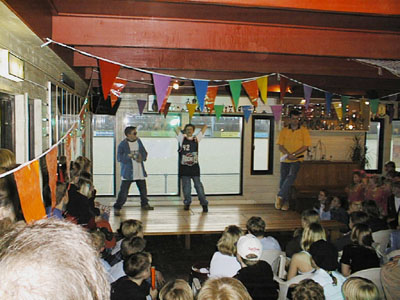 Playbackshow: Frans en Joost als The Offspring met Pretty Fly (for a white guy)