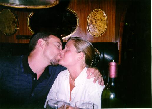 HOLLYparis.jpg (26829 bytes)