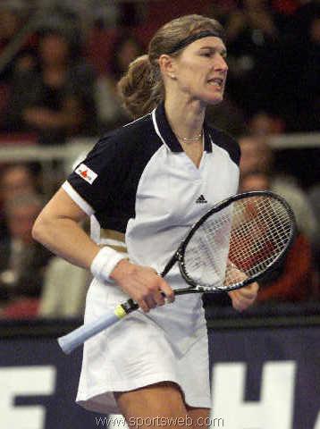 grafbeatsnovotnachase981.jpg (26806 bytes)