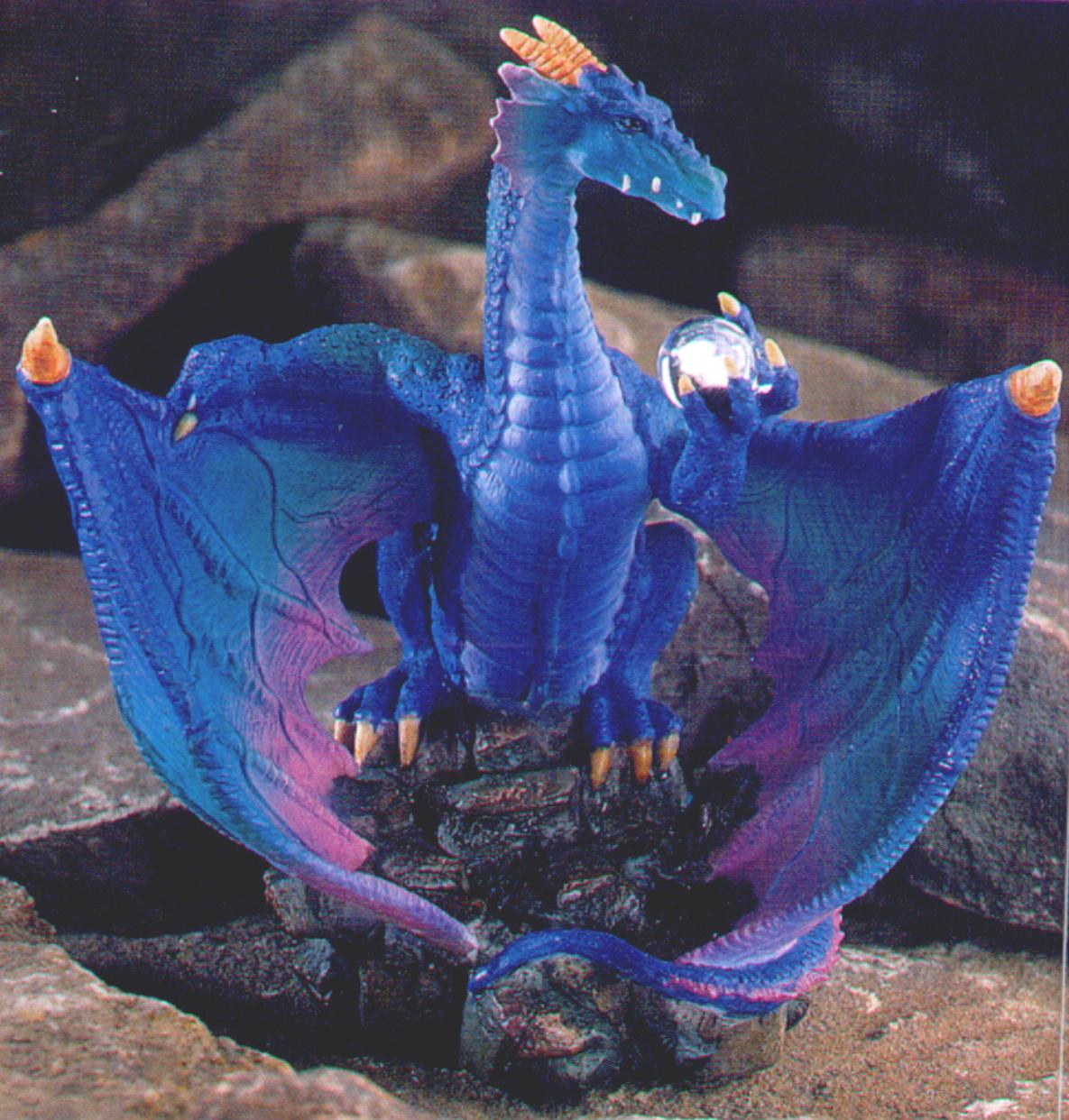 w gift dragon statue 2.JPG (210645 bytes)