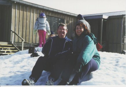 mumanddadinsnow.jpg (26700 bytes)