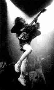 Angus Young em mais uma de suas performances.
