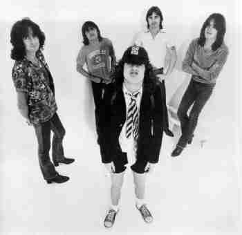 Da esquerda para a direita: Bon Scott (vocal), Malcom Young (guitarra base), Angus Young (guitarra solo), Phill Rudd (bateria) e Cliff Williams (baixo).
