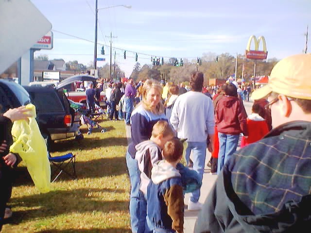 021207_christmas_parade_0001.jpg (57455 bytes)