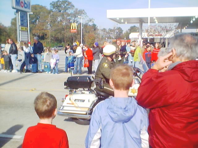 021207_christmas_parade_0007.jpg (57967 bytes)