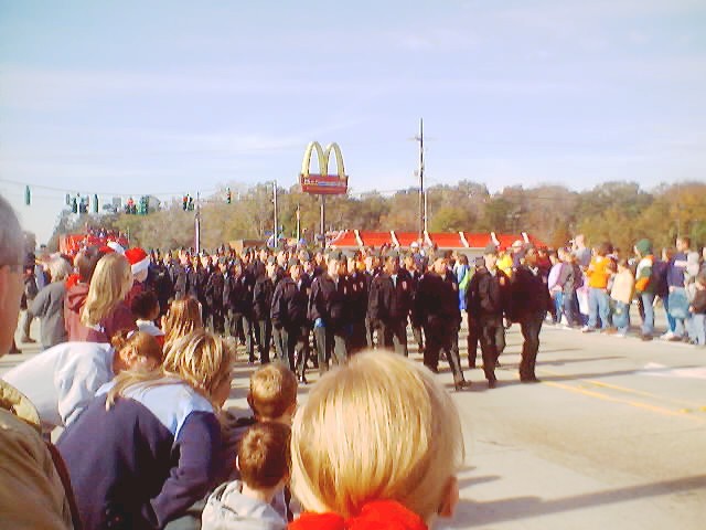 021207_christmas_parade_0009.jpg (55919 bytes)