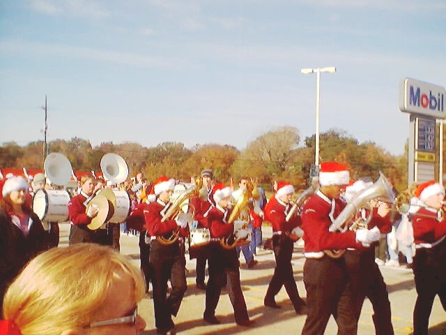 021207_christmas_parade_0013.jpg (56431 bytes)