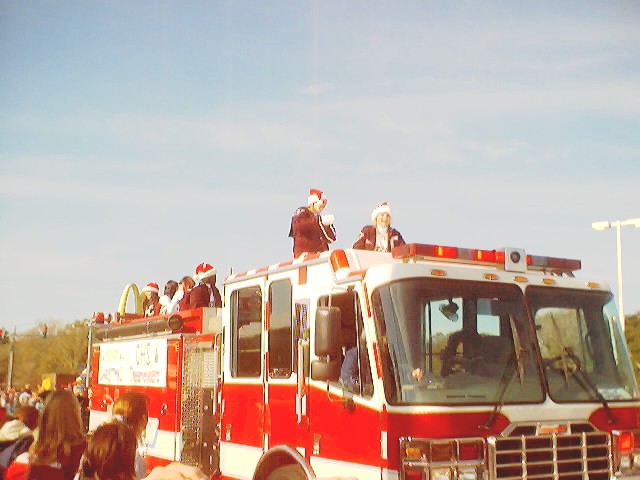 021207_christmas_parade_0015.jpg (56943 bytes)