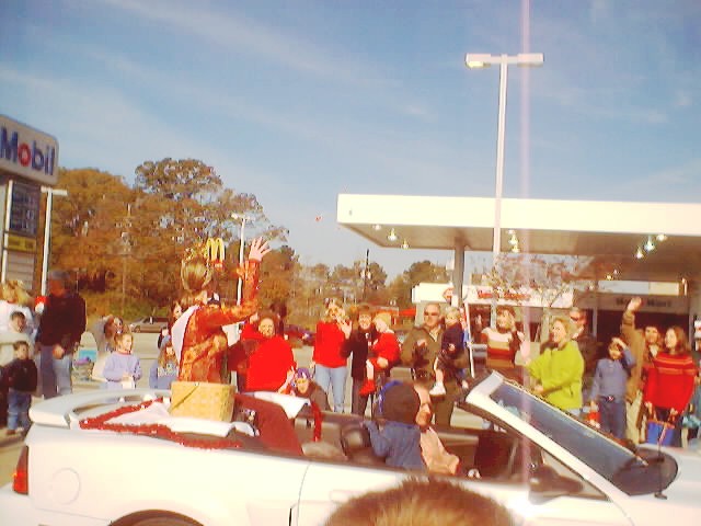 021207_christmas_parade_0016.jpg (54895 bytes)