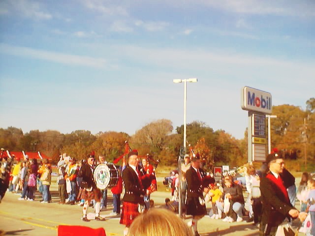 021207_christmas_parade_0017.jpg (52335 bytes)