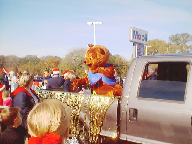 021207_christmas_parade_0019.jpg (56431 bytes)