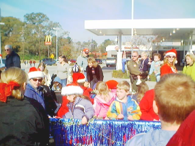 021207_christmas_parade_0020.jpg (58991 bytes)