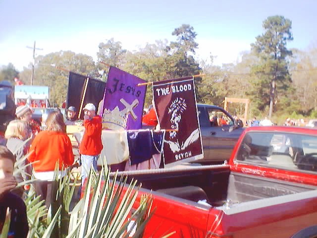 021207_christmas_parade_0024.jpg (58479 bytes)