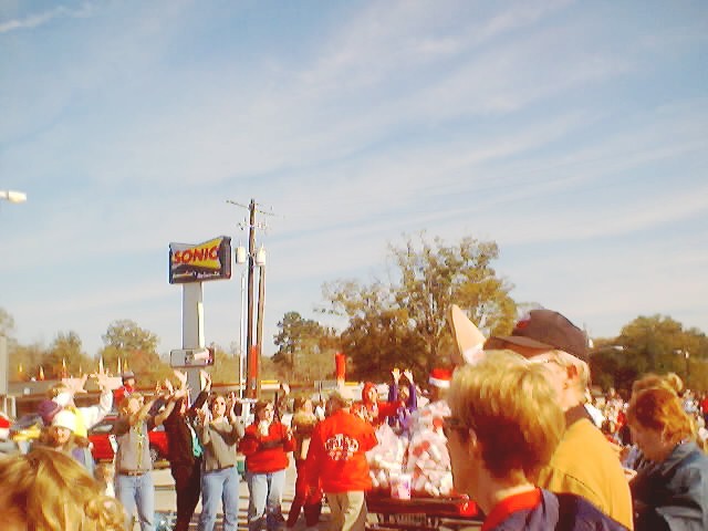 021207_christmas_parade_0027.jpg (51823 bytes)