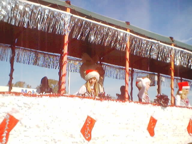 021207_christmas_parade_0030.jpg (52847 bytes)