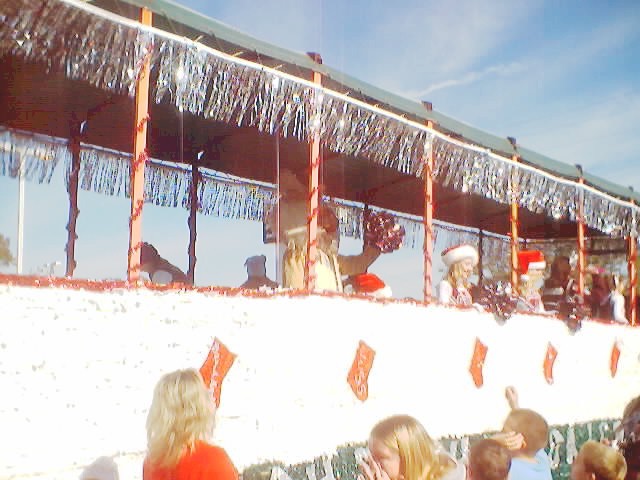 021207_christmas_parade_0031.jpg (57455 bytes)