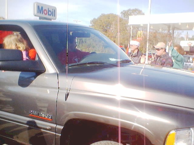 021207_christmas_parade_0034.jpg (48239 bytes)