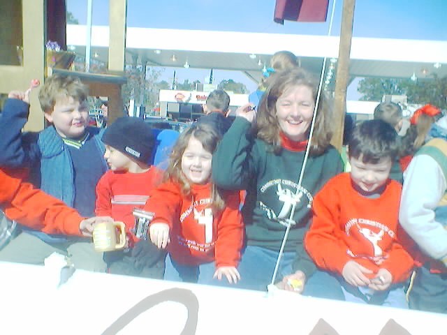 021207_christmas_parade_0037.jpg (58479 bytes)