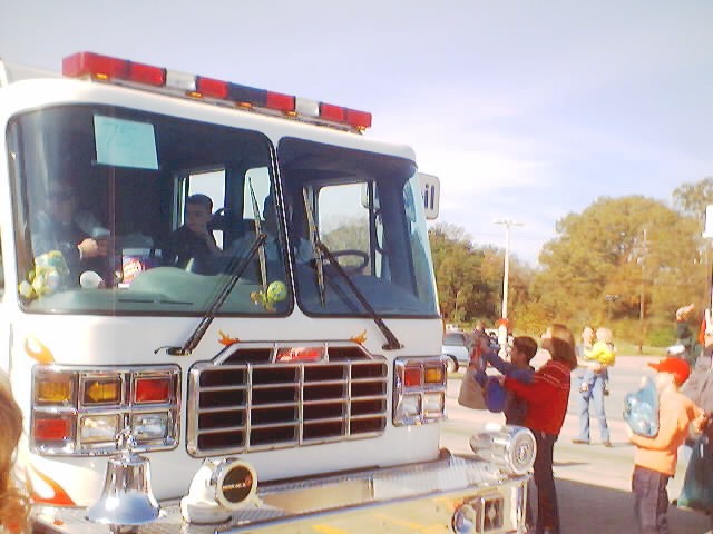 021207_christmas_parade_0039.jpg (57455 bytes)