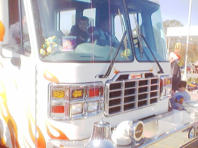 021207_christmas_parade_0040.jpg (53359 bytes)