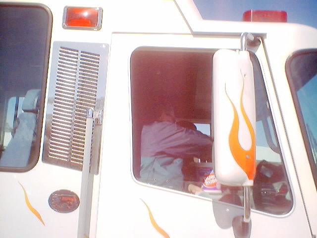 021207_christmas_parade_0041.jpg (54383 bytes)