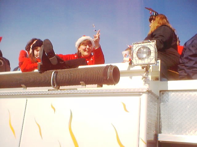 021207_christmas_parade_0042.jpg (49263 bytes)